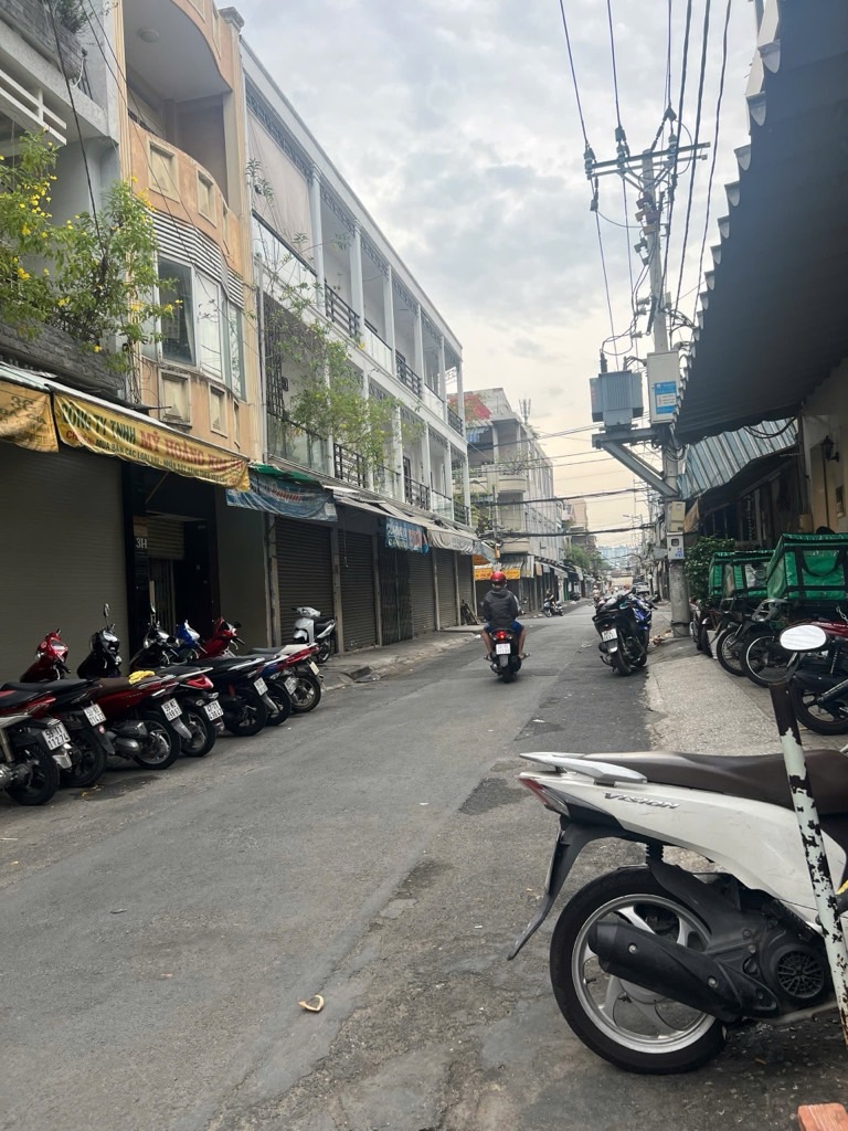 Mặt tiền khu chợ vải Tân Bình, kinh doanh tấp nập.